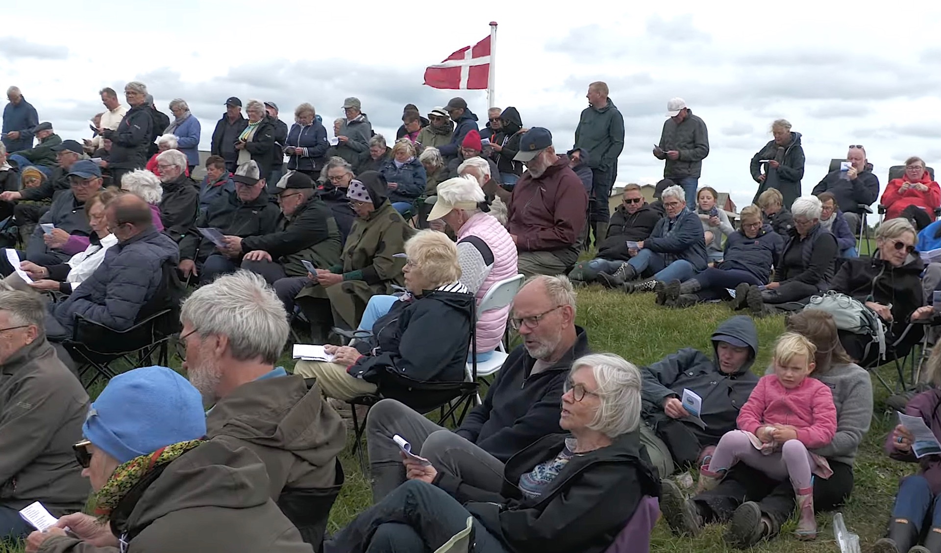 Bertel Haarder "Vi henter tidevandet ind" Fællessangens kraft – trods danskernes sang-usikkerhed"