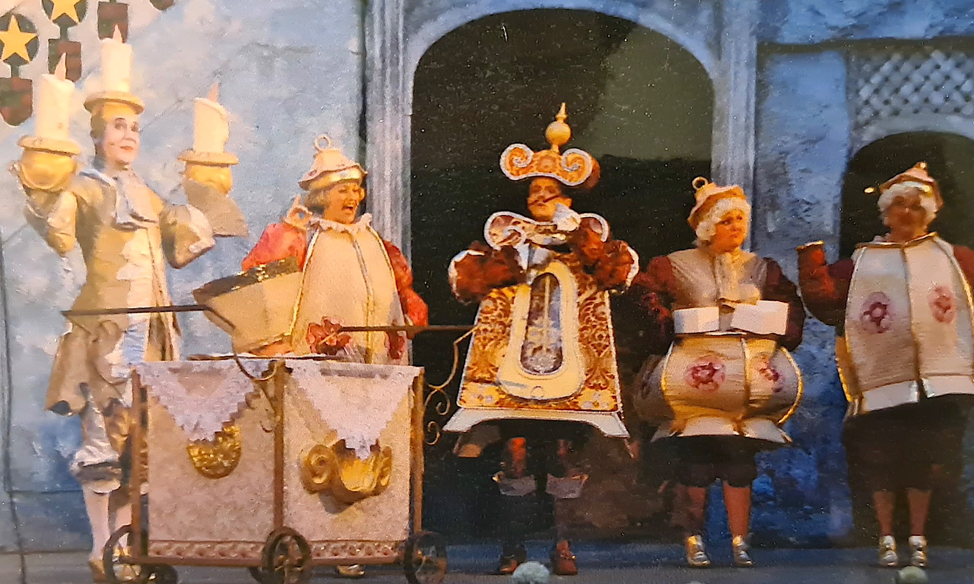 Skønheden og Udyret – en klassiker på 7-kantens scene. Gennem mødet med hinanden lærer de begge vigtige lektier om indre skønhed, venskab og tilgivelse. Og en fortælling, der stadig rører hjerter i alle aldre. 