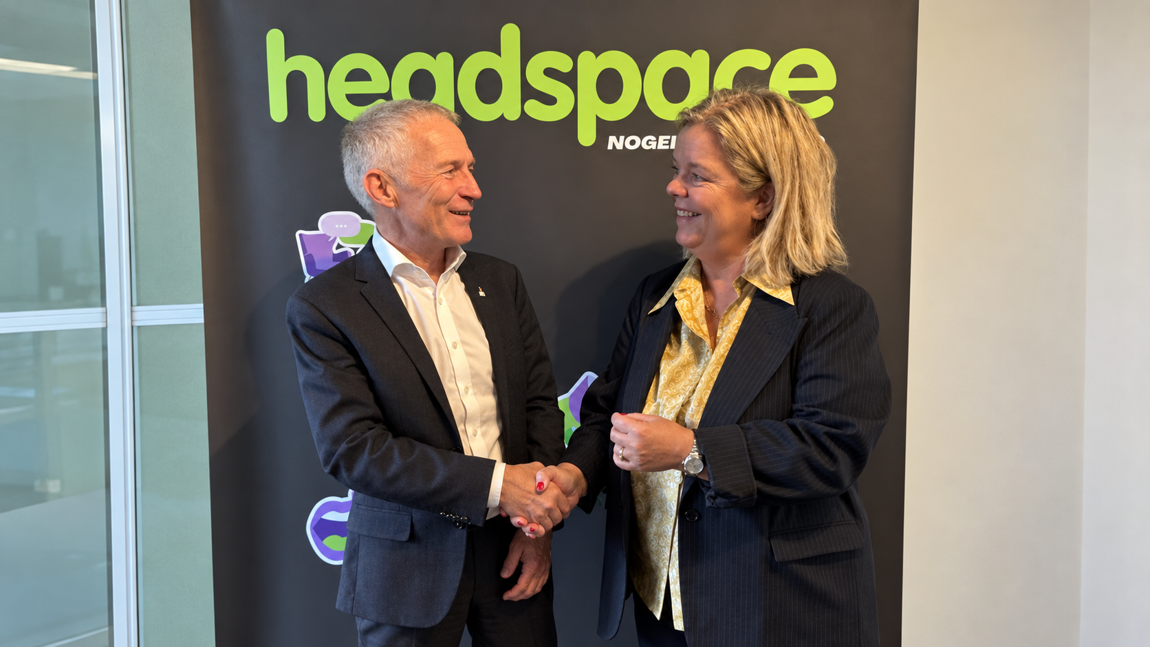 Et håndtryk der skal give bedre trivsel for unge mellem Hans Natorp, formand for DIF og Trine Hammershøy, direktør i headspace Danmark.